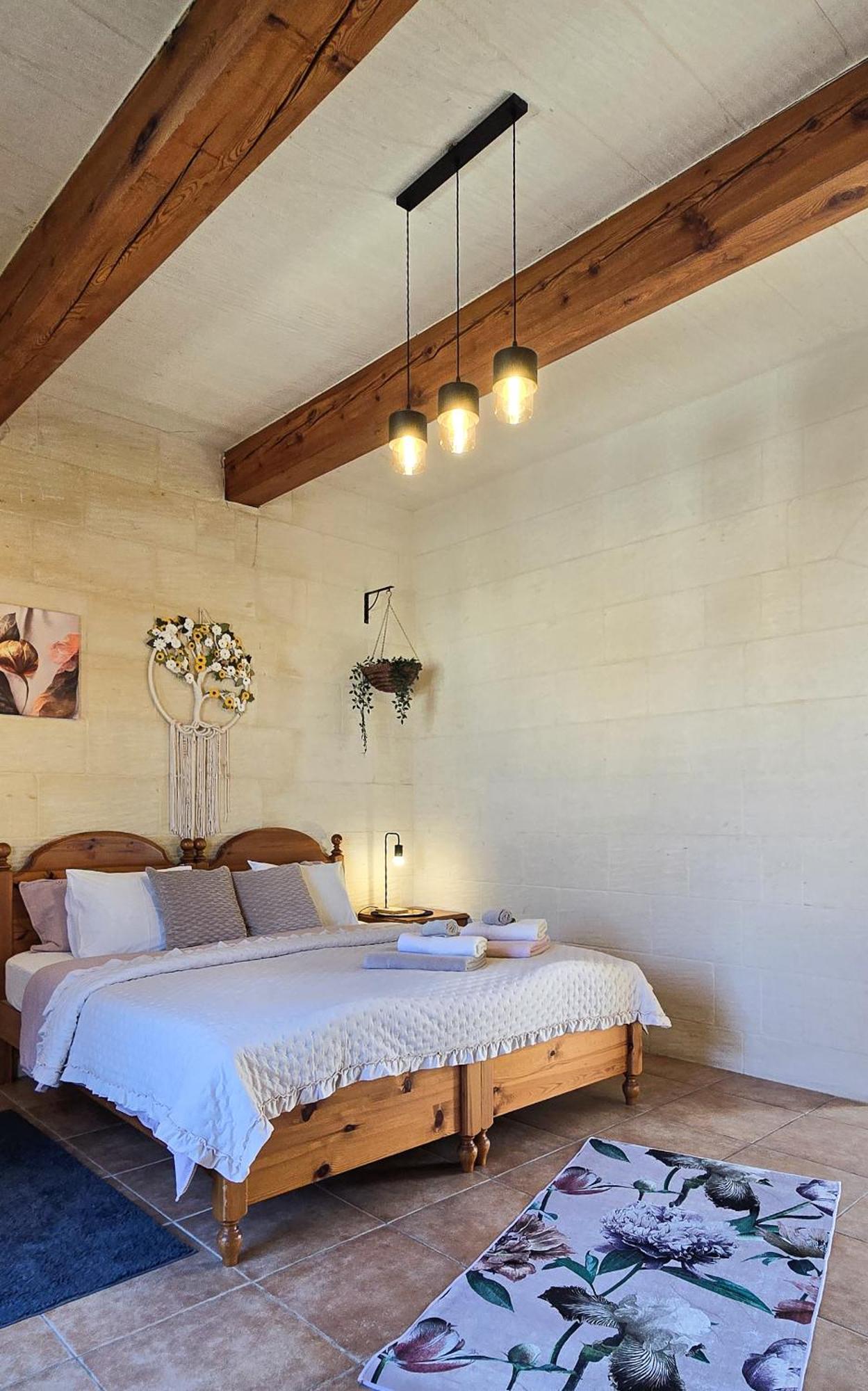 Moonshine Villa Надур Екстериор снимка