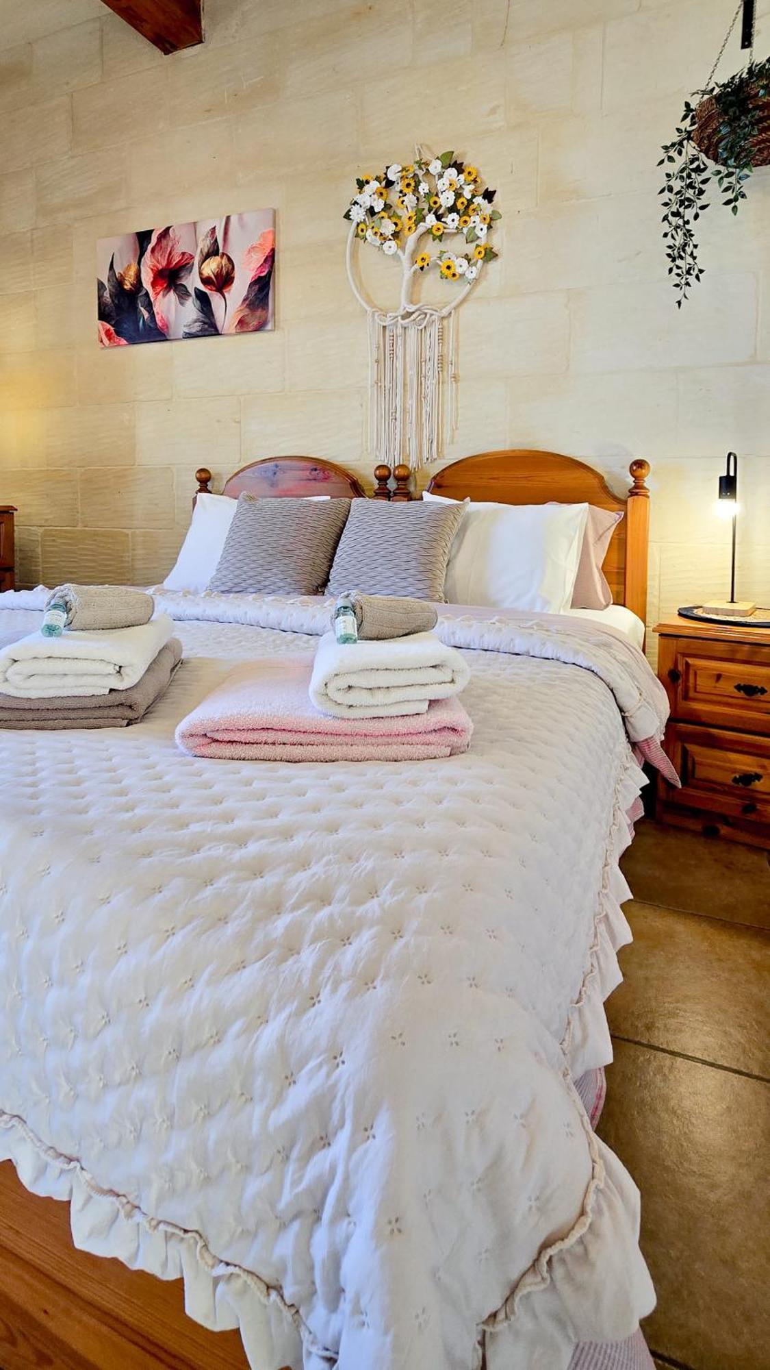Moonshine Villa Надур Екстериор снимка