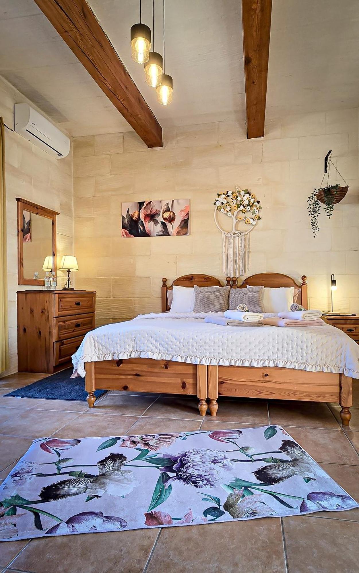Moonshine Villa Надур Екстериор снимка