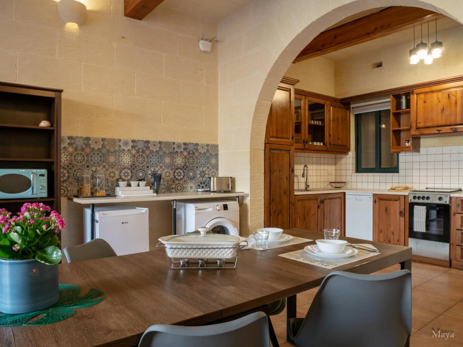 Moonshine Villa Надур Екстериор снимка