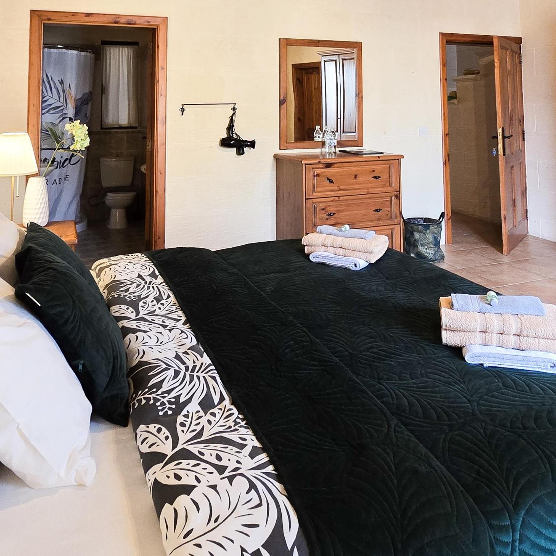 Moonshine Villa Надур Екстериор снимка